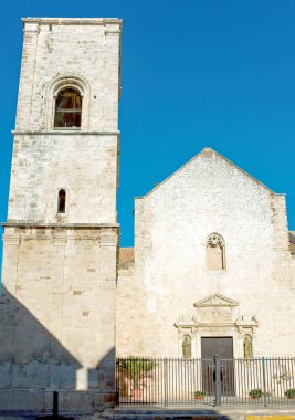 Polignano, mavi bir deniz üzerinde bir köy