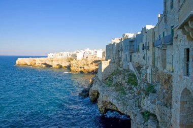 Polignano, mavi bir deniz üzerinde bir köy