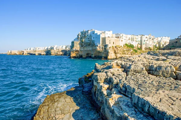 Polignano, mavi bir deniz üzerinde bir köy
