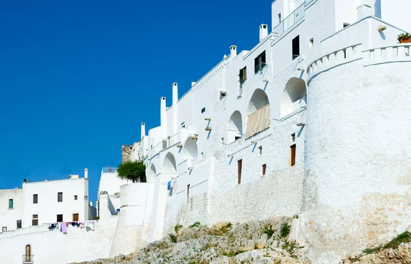 Ostuni, en vit by mellan olivlunden — Stockfoto