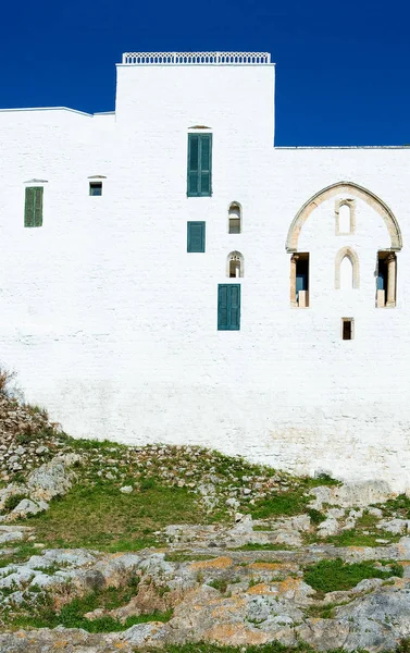 Ostuni, ein weißes Dorf zwischen dem Olivenhain — Stockfoto