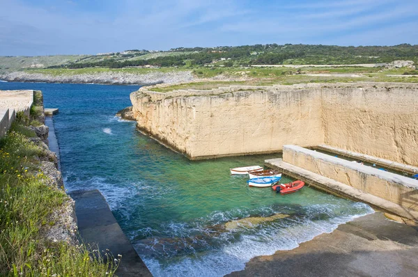 Arkitekturer och naturliga scenarier av Santa Cesarea — Stockfoto