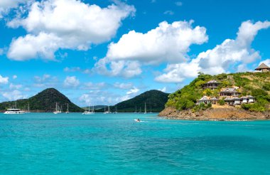 Antigua, Karayip Adaları - 31 Ocak 2019: Adanın batı kıyısındaki tekneler ve geleneksel evler