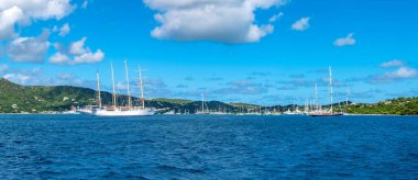 Karayip adaları, Antigua, Nelson 'un rıhtım bölgesi, adanın batı kıyısı, denizden görüldü.