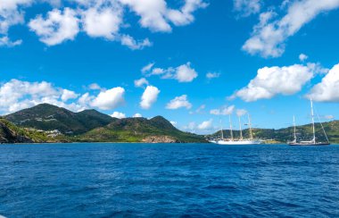 Karayip adaları, Antigua, Nelson 'un rıhtım bölgesi, adanın batı kıyısı, denizden görüldü.