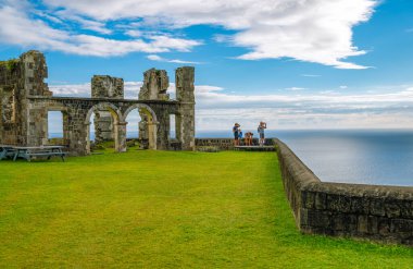 Saint Kitts, Karayip Adaları - 30 Ocak 2019: Brimstone Hill Kalesi harabeleri arasında turistler