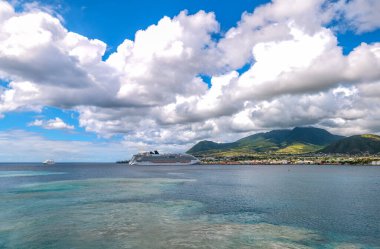 Karayipler, St. Kitts ve Nevis adaları, denizden görüldü.