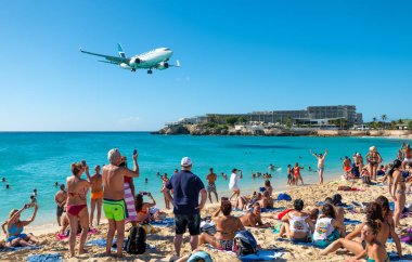 Philipsburg, St Maarten - 27 Ocak 2019: Maho plajında Prenses Juliana havaalanına bir ticari jet yaklaşıyor.