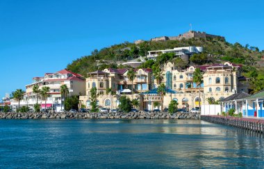 Karayip Adaları, St Maarten, Marigot Körfezi 'nden görülen St. Louis Cstle.