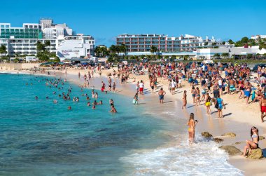 Philipsburg, St Maarten - 27 Ocak 2019: Prenses Juliana havaalanının önündeki Maho plajında bir grup turist