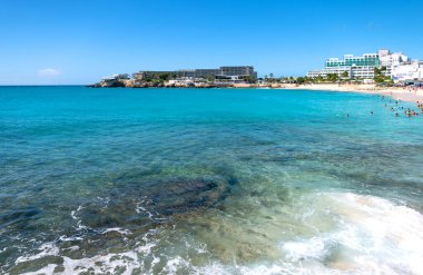 Philipsburg, St Maarten - 27 Ocak 2019: Maho plajında Prenses Juliana havaalanı önünde yıkanan turist kalabalığı