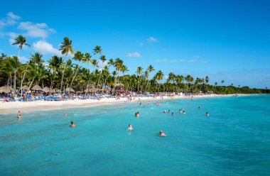 La Romana, Dominik Cumhuriyeti - 28 Ocak 2019: Bayahibe sahilinde yıkanan