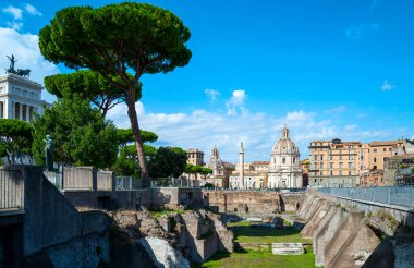 İtalya, Roma, arkasında Aziz Maria Di Loreto Kilisesi olan Augustus Forumu.