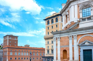 Roma, İtalya - 21 Temmuz 2018: Arka planda Venedik Sarayı ve Venedik Meydanı 'nın mimarisi