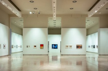 Roma, İtalya - 21 Temmuz 2018: Palazzo Delle Esposizioni 'nin bir fotoğraf sergisi ile iç görünümü