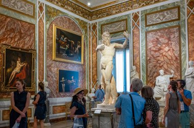 Roma, İtalya - 19 Temmuz 2018: Villa Borghese, Borghese sanat galerisi, Faun odası, Roma zamanının heykellerine hayran ziyaretçiler