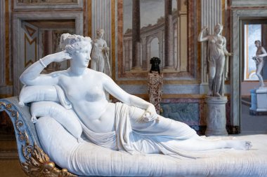 Roma, İtalya - 19 Temmuz 2018: Villa Borghese, Borghese sanat galerisi, Pauline Odası, Paolina Borghese Bonapart heykeli