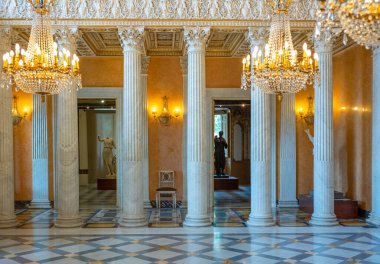 Roma, İtalya - 20 Ağustos 2017: Villa Torlonia, Balo Salonu sütunları ve dekorasyonları