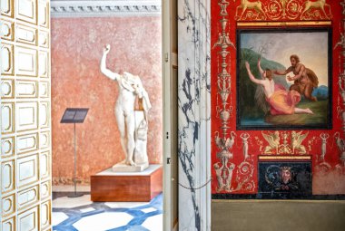 Roma, İtalya - 20 Ağustos 2017: Villa Torlonia, Mitolojik ilahi figürlerin bulunduğu Büyük Banyo