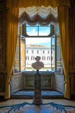 Roma, İtalya - 19 Ağustos 2017: Colonna Sarayı, Dairelerin penceresi