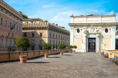 Roma, İtalya - 19 Ağustos 2017: Colonna Sarayı, teraslı bahçelerin girişi