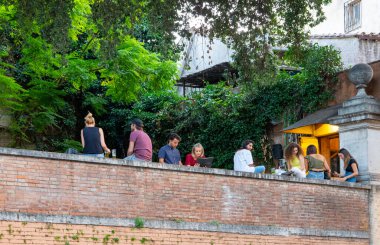 Roma, İtalya - 21 Temmuz 2018: Trastevere, Trilussa Meydanı 'ndaki bir barda genç turistler