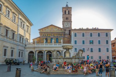 Roma, İtalya - 21 Temmuz 2018: Trastevere Meydanı 'ndaki Santa Maria' da bir turist kalabalığı