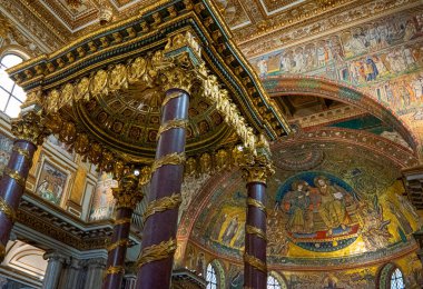 Roma, İtalya - 20 Temmuz 2018: Sunağın üzerindeki tepe örtüsü, arka planda Santa Maria Maggiore Bazilikası 'nın taç giyme mozaiği