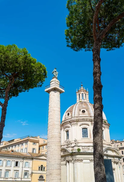 Itália Roma Vista Para Cima Coluna Trajano Com Igreja Santa — Fotografia de Stock