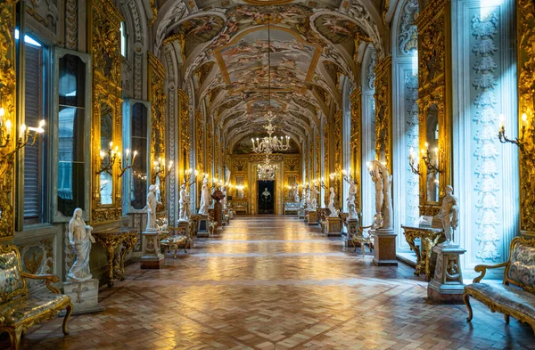 Roma, İtalya - 02 Ekim 2019: Doria-Pamphili Sarayı, Aynalar Galerisi