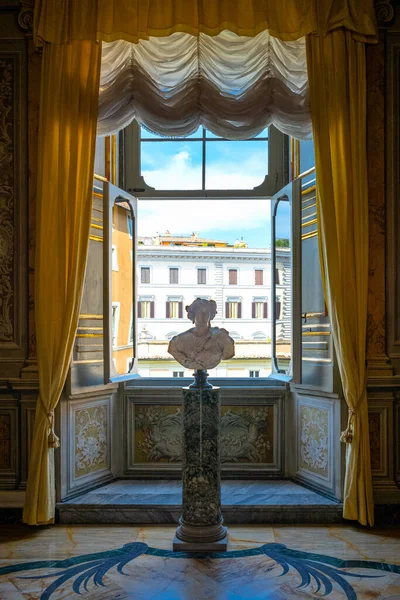 Rzym Włochy Sierpnia 2017 Pałac Colonna Okno Apartamentów — Zdjęcie stockowe
