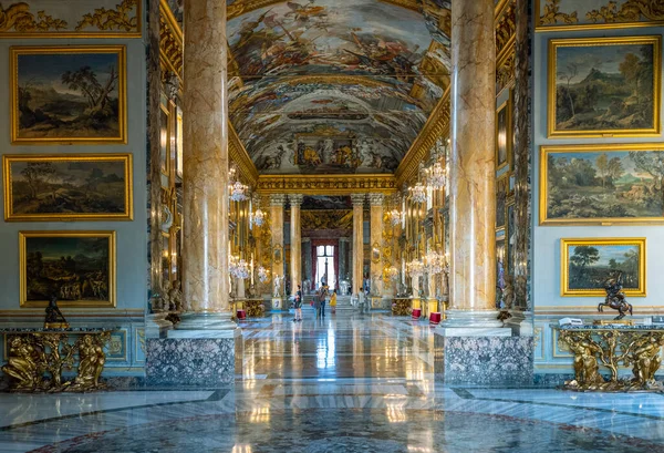 Roma, İtalya - 19 Ağustos 2017: Colonna Sarayı, Colonna Galerisinin Büyük Salonu