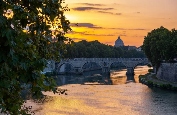 意大利 夕阳西下的铁伯河 从特拉斯特维尔区看到 背景是圣彼得圆顶 — 图库照片