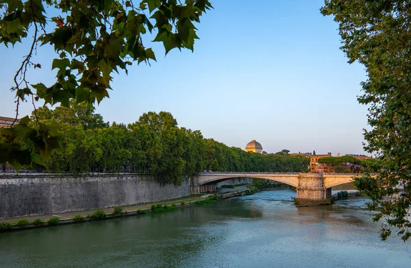 イタリア ローマ トラステヴェレ地区から見た日没時のティバー川 — ストック写真