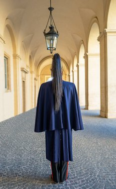 Roma, İtalya - 11 Ocak 2019: Quirinale sarayının avlusunda bir cuirassier