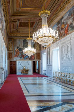 Roma, İtalya - 11 Ocak 2019: Quirinale Sarayı 'nın Alessandro galerisinde antika bir masa saati