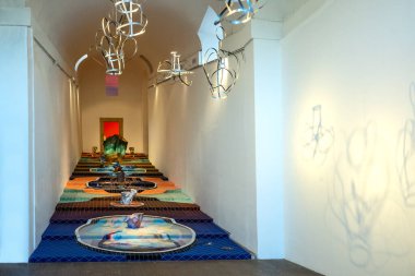 Roma, İtalya - 20 Haziran 2019: Fransa Akademisi 'nin ikinci girişinde Gamalet ve Villard' ın renkli süslemeleri