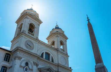 İtalya, Roma, Trinita dei Monti kilisesinin ön cephe ve çan kulelerinin arka planında yükselen manzara