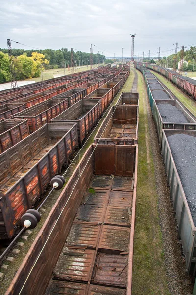 Chariots à charbon sur le chemin de fer — Photo