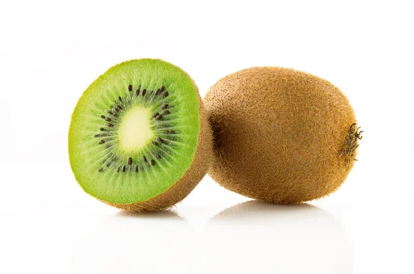 Fructe kiwi coapte și suculente și părțile sale — Fotografie, imagine de stoc