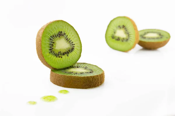 Fructe kiwi coapte și suculente și părțile sale — Fotografie, imagine de stoc