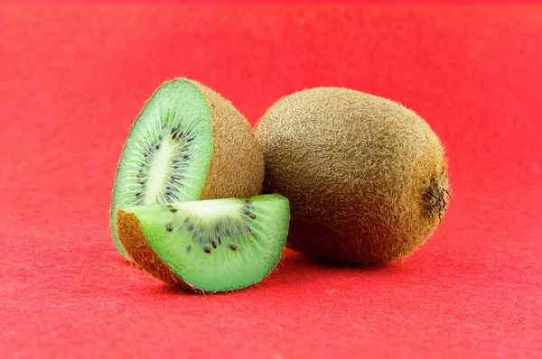 Fruta kiwi madura e suculenta e suas partes — Fotografia de Stock