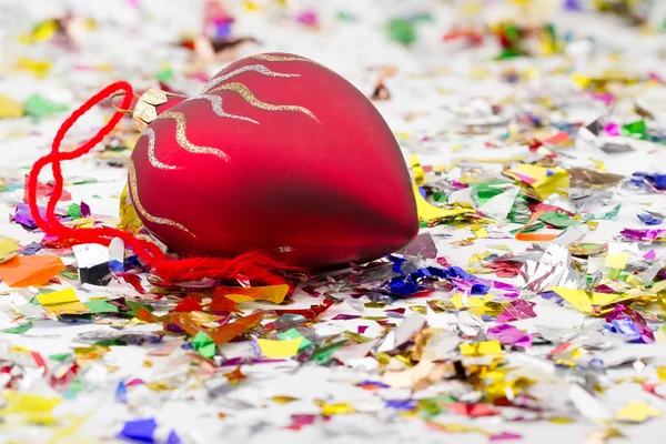 Разноцветные блёстки и конфетти с красным рождественским декором в форме сердца Стоковое Фото