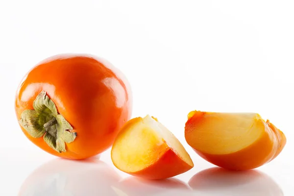 Fruta de caqui madura jugosa y sabrosa y su primer plano — Foto de Stock
