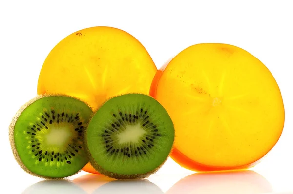 Proaspăt coapte suculent și apetisant kiwi cu persimmon și părțile lor aproape, izolate pe fundal alb . — Fotografie, imagine de stoc