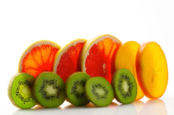 Proaspăt coapte suculent și apetisant grapefruit cu kiwi și persimmon și părțile lor aproape, izolate pe fundal alb . — Fotografie, imagine de stoc