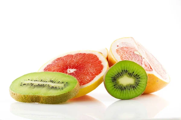 Fructe coapte și suculente de grapefruit și kiwi și părțile lor izolate pe fundal alb . — Fotografie, imagine de stoc
