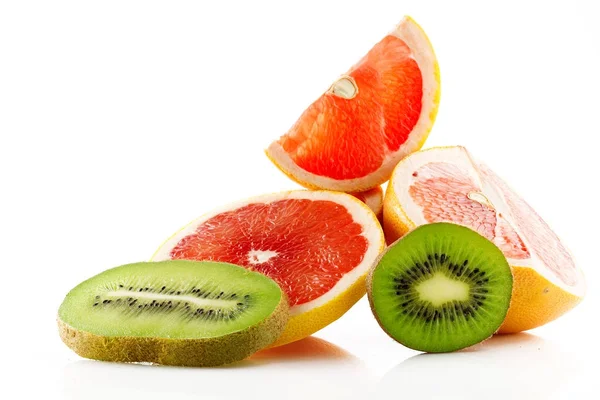 Fructe coapte și suculente de grapefruit și kiwi și părțile lor izolate pe fundal alb . — Fotografie, imagine de stoc