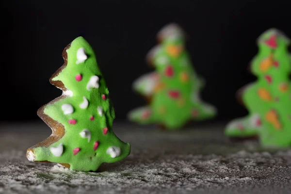 Galletas de jengibre en forma de un árbol de Navidad verde de cerca — Foto de Stock