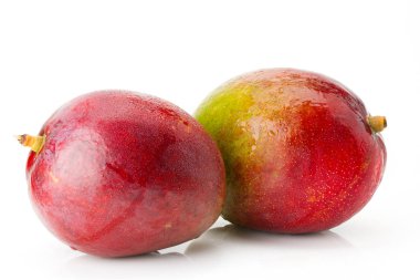 İki olgun sulu ve ağız sulandıran mango meyve su ile yakın çekim damla